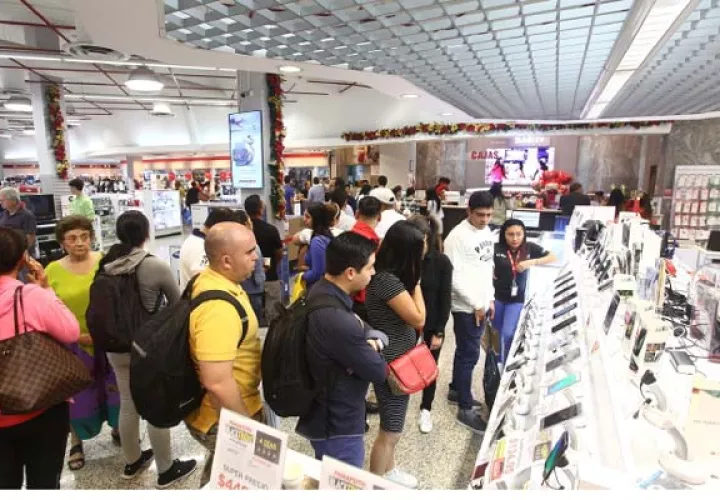 Panameños buscan mejores ofertas. /Foto Archivo
