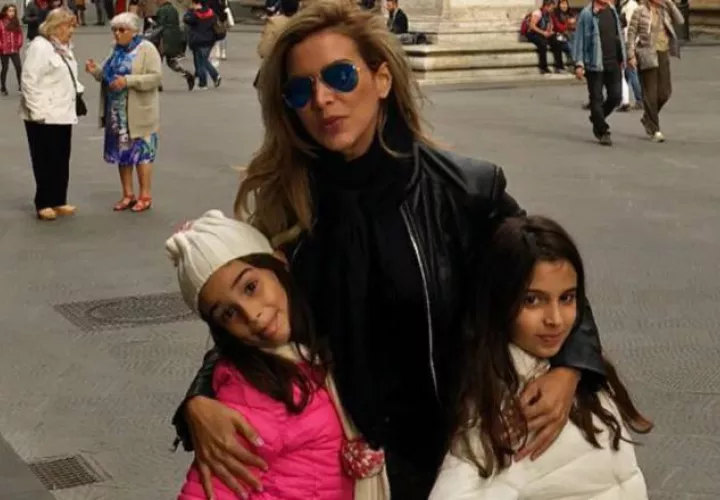 Massiel, junto a sus hijas, durante un viaje a Francia. 