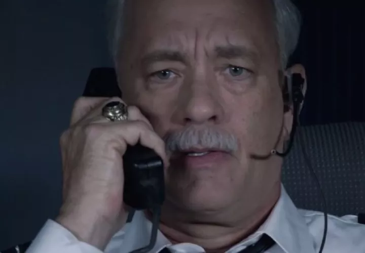 Tom Hanks recrea la hazaña de un piloto en un río helado, que el mundo conoció como el "milagro del Hudson".  Sully es un hombre de honor, que se niega a definirse como un héroe.