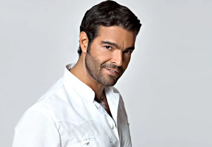 El cantante y actor mexicano llega este viernes en la tarde a nuestro país para formar parte de la Teletón 20-30. Cantará un tema dedicado al ‘divo’.