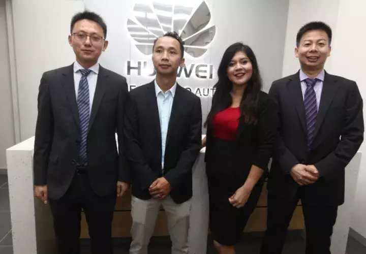 1. Roy Li, William Zhang, Cristina Cianca y Alvin Wu.