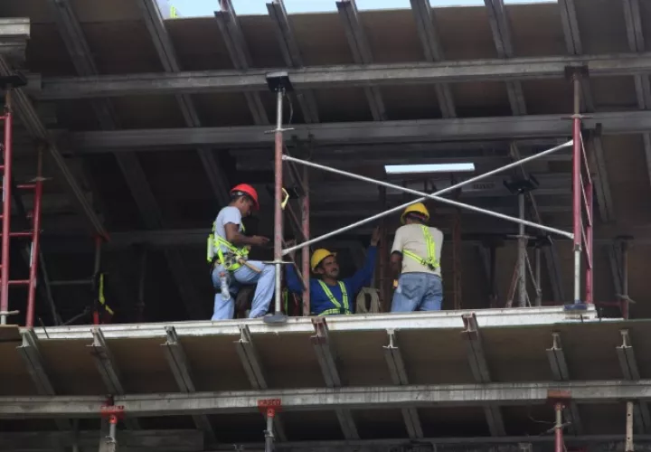 Expertos señalan que si la construcción se deprime, los otros sectores relacionados también se afectan. /Foto Archivo