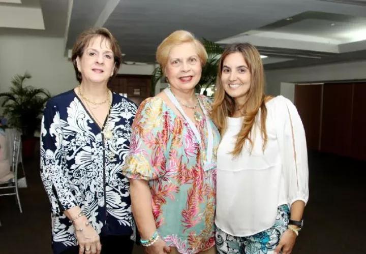 6. Agnes Brin, Jacky De Janón y Rosa María de Ferrer.