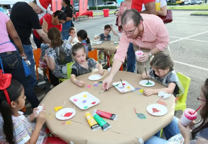 2. Papás y niños pintando y compartiendo en familia.