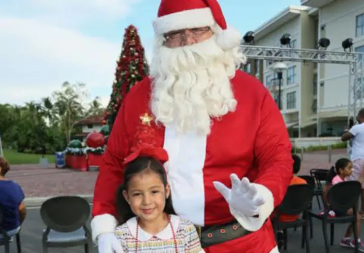 5. Micaela García y Santa Claus.