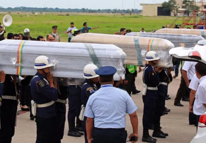 Llegada  de los cuerpos de 4 tripulantes bolivianos  del avión. /Foto Archivo.