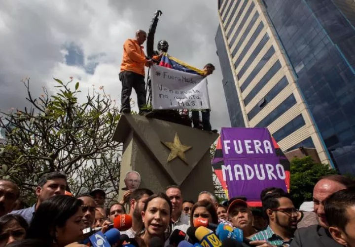 Opositores al presidente Nicolás Maduro protestaron ayer frente al Palacio Presidencial de Miraflores, exigiendo su renuncia. /Foto EFE