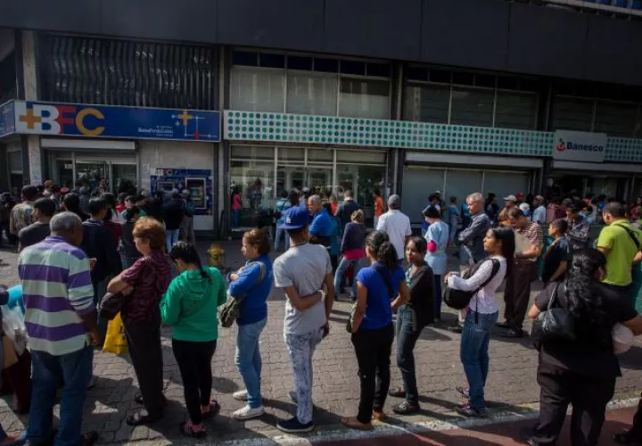 El presidente de Venezuela, Nicolás Maduro, celebró la llegada de un nuevo cargamento de los billetes del nuevo cono monetario. /Foto EFE
