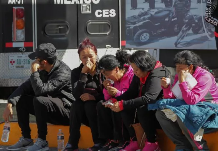 Momentos críticos y tristes pasan familiares de los que estaban en la fábrica. /Foto EFE