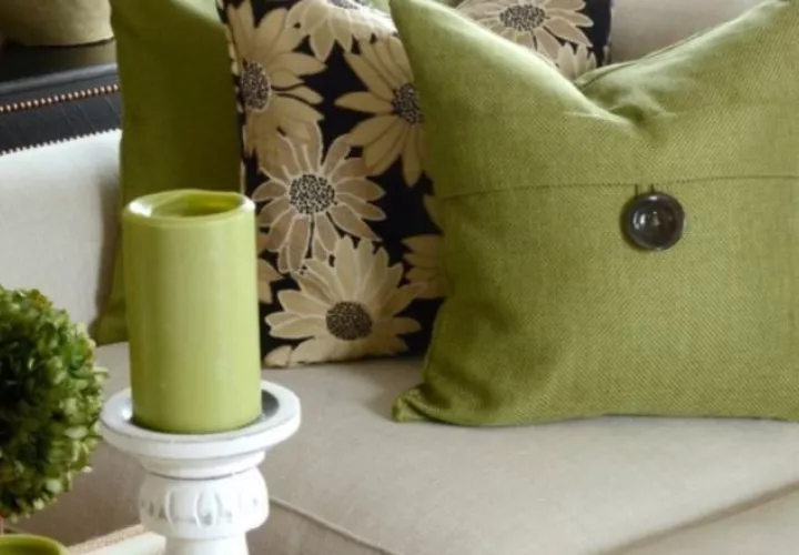 Puedes apostar por el tono "Greenery" en accesorios.
