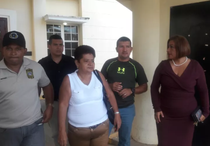 Familiares de la víctima salen de la sala de audiencias en David. /Foto José Vásquez