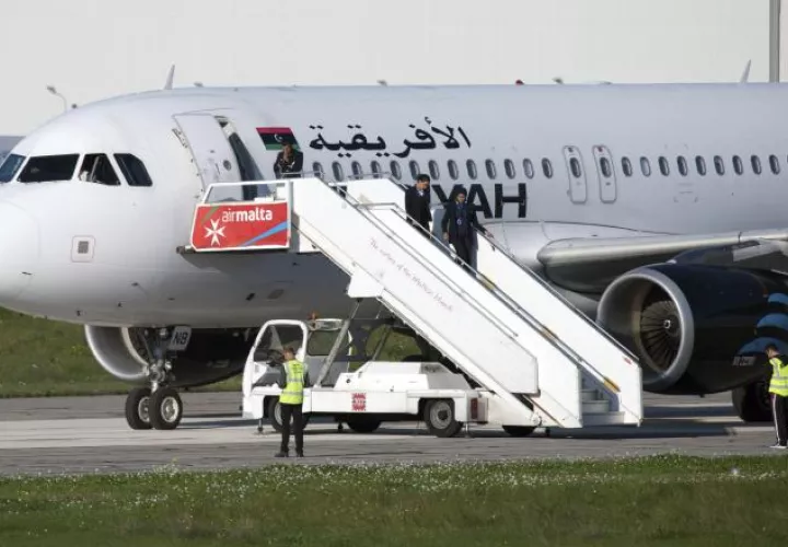 Azafatas salen del avión de la compañía libia Afriqiyah Airways que fue secuestrado cuando realizaba un vuelo interno. /Foto EFE