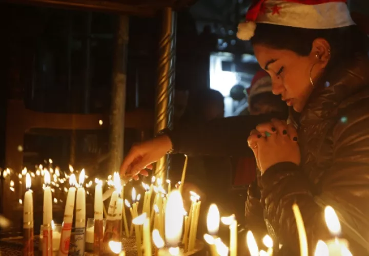 Una cristiana reza en víspera de Navidad al oeste de la ciudad de Belén, donde se cree nació Jesús. AP