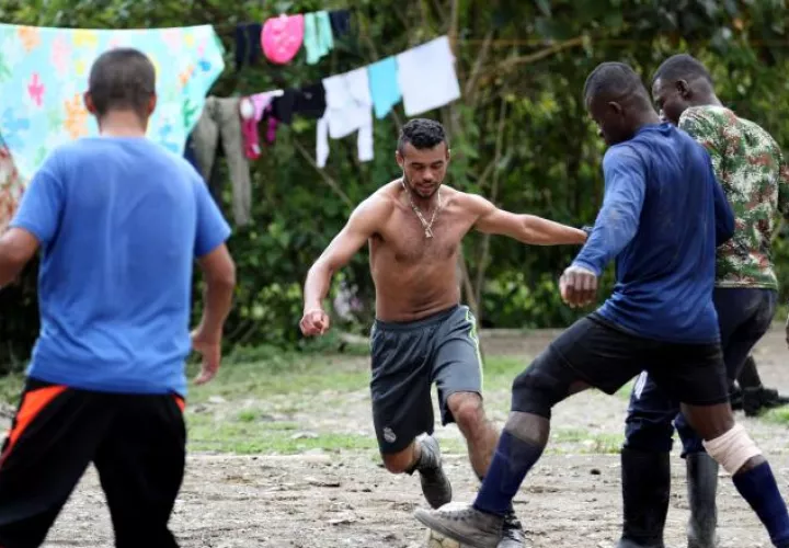 Guerrilleros juegan un partido de fútbol en un campamento en Cucutá. /Foto EFE