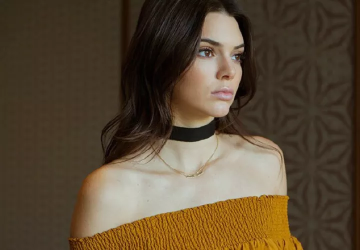 Es importante que mantengas hidratada la piel de tus hombros y también la del cuello cuando vayas a utilizar esta sencilla, pero elegante propuesta. /Foto Archivo
