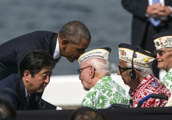El Primer Ministro japonés Shinzo Abe y el presidente Barack Obama saludan a los sobrevivientes de la II Guerra Mundial. FOTO/AP