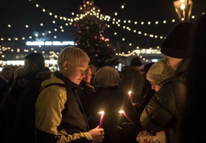 Un grupo de personas participa en una vigilia para rendirle tributo a las víctimas del ataque terrorista en Berlín. Foto: EFE