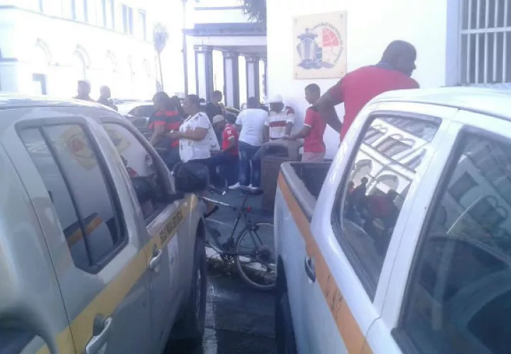 Trabajadores a la espera de una respuesta. Foto: Delfia Cortez. 