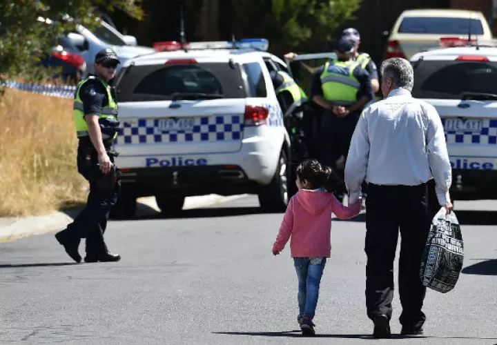Policías vigilan en una calle luego de una redada, en Melburne. FOTO/EFE