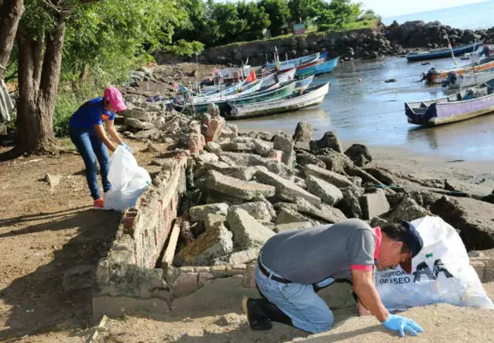 Basura es recogida en las playas. Foto: Zenaida Vásquez. 
