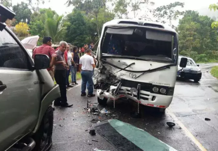 Serios daños en los vehículos. Foto: Leonardo Machuca. 