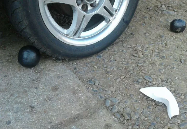 Bolas forradas con cinta adhesiva. 