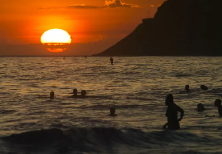 Las personas disfrutan de la playa de Ipanema, en día que Río de Janeiro registró la temperatura más alta del año. FOTO/EFE 