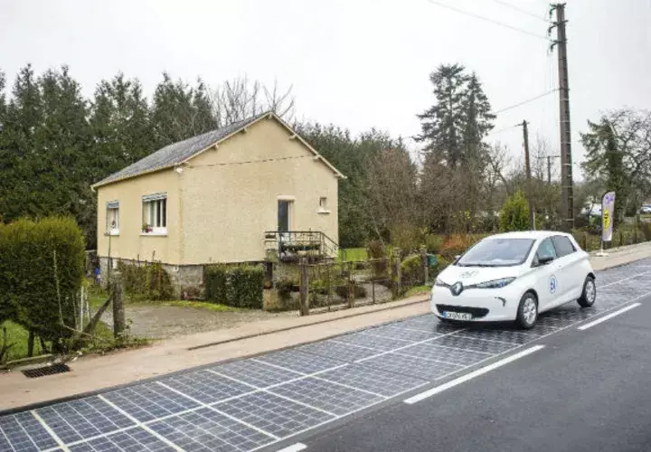 Carretera equipada con paneles solares. Foto/ EFE