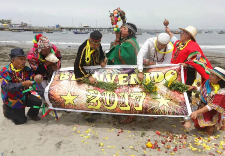 Los chamanes peruanos le dan la bienvenida al 2017. FOTO/EFE