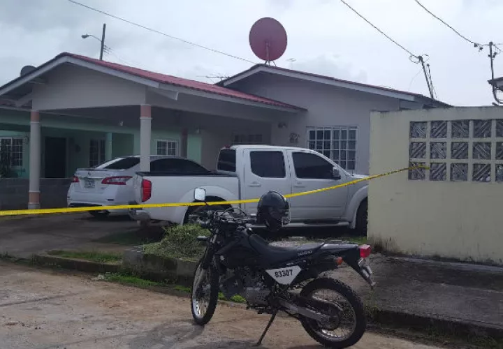 El hombre estaba tirado en la sala de su casa. Foto: Delfia Cortez.  