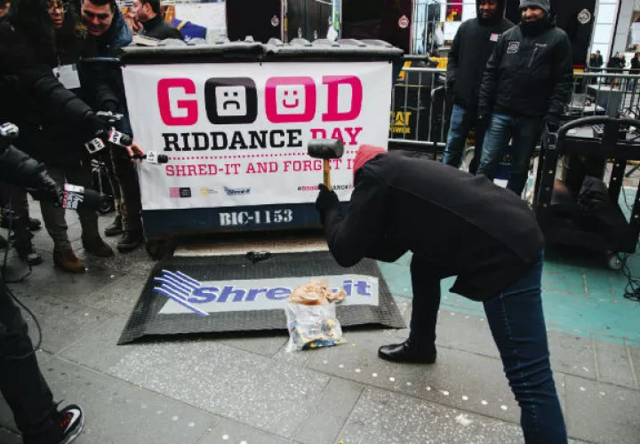 Una persona destruye con un martillo sus recuerdos del año 2016 en la plaza Times Square. FOTO/EFE