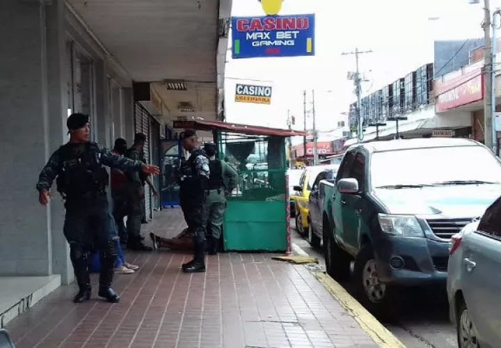 La policía sorprendió a esos ciudadanos. Foto: Mayra Madrid. 