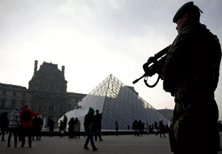 En total, estarán operativos 52,600 policías, 36,000 gendarmes y 7,000 militares de la misión Sentinelle, que patrullan las calles, instituciones sensibles y centros estratégicos por todo el país. FOTO/EFE
