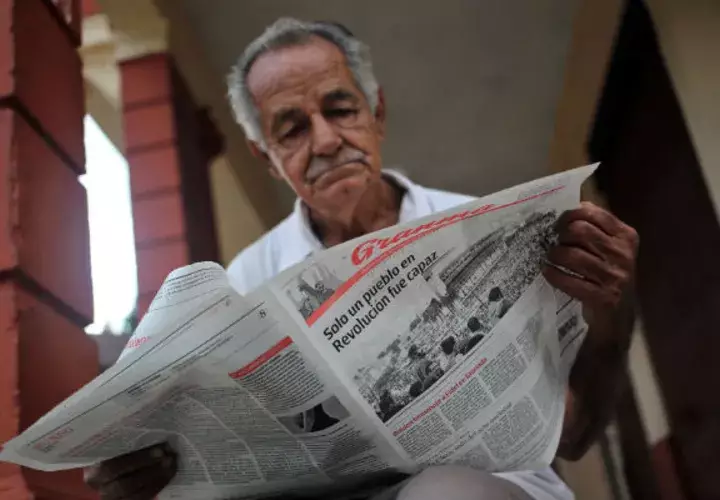 Lee el diario oficial Granma en La Habana. Foto/ EFE