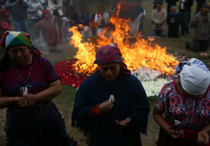 Guías espirituales mayas realizan una ceremonia. FOTO/EFE