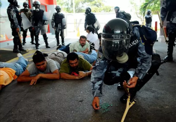 Más de 2,000 miembros de la Policía Nacional, entre oficiales, agentes de la escala básica y auxiliares, han sido destituidos. FOTO/EFE 
