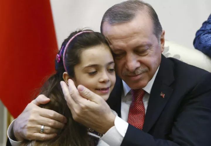 El presidente de Turquía, Recep Tayyip Erdogan, recibió a Ankara a Bana Alabed, una niña siria. Foto: EFE