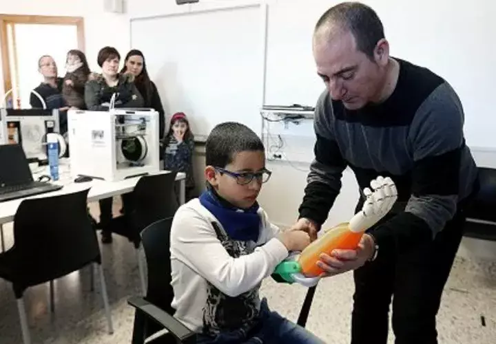 Los pacientes destacaron la posibilidad de dar apretones de manos. Foto/ EFE