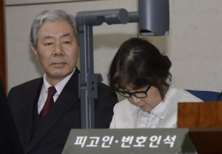 Choi Soon-sil (d), la amiga de la presidenta surcoreana bautizada como 'Rasputina' . Foto: EFE/Archivo
