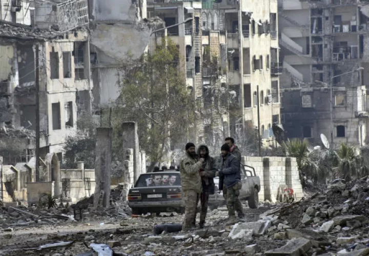 Los ciudadanos en Alepo viven entre las ruinas de sus casas y edificios. FOTO/AP