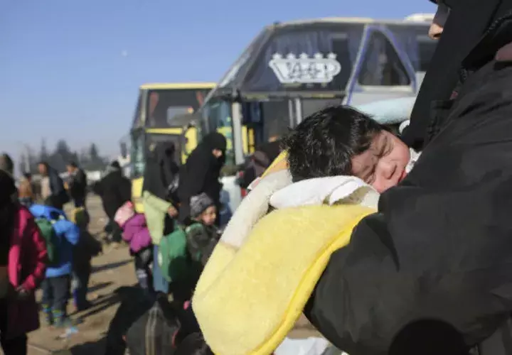 Las evacuaciones dieron inicio la semana pasada luego que la oposición siria accedió entregar sus últimas posiciones en el este de Alepo. Desde entonces, cerca de 35,000 combatientes y civiles han salido de la ciudad, de acuerdo con Naciones Unidas. FOTO/AP