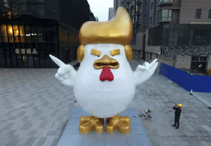 La estatua se exhibe en un centro comercial. Foto/ AP