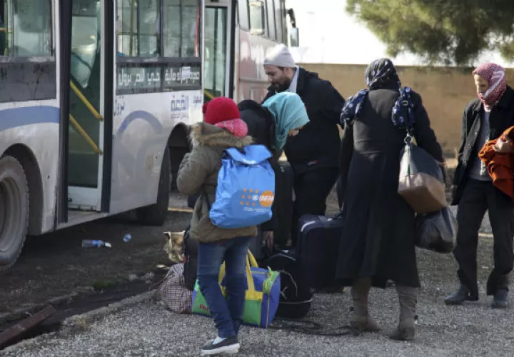 Autobuses con evacuados de la zona asediada del este de la ciudad siria de Aleppo. Foto: EFE 