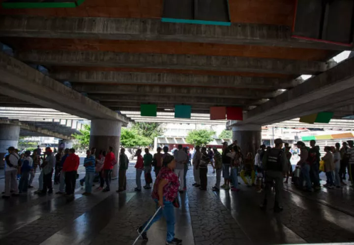 Los venezolanos han hecho grandes filas para deshacerse de los billetes de 100 bolívares. FOTO/EFE