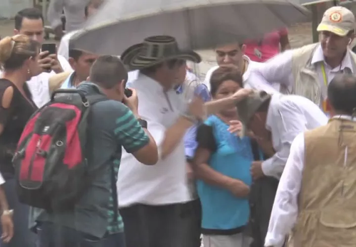 El vicepresidente colombiano Germán Vargas Lleras golpea a su escolta Daniel Ahumada. FOTO/EFE