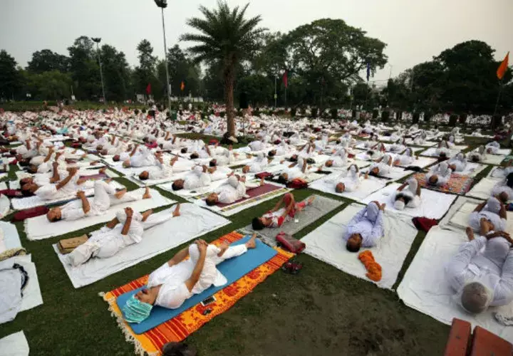 Miles de personas practican yoga en la India. Foto/ EFE