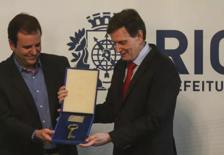 Marcelo Crivella, nuevo alcalde, junto al saliente, Eduardo Páez, en acto público de la entrega de la llave. EFE