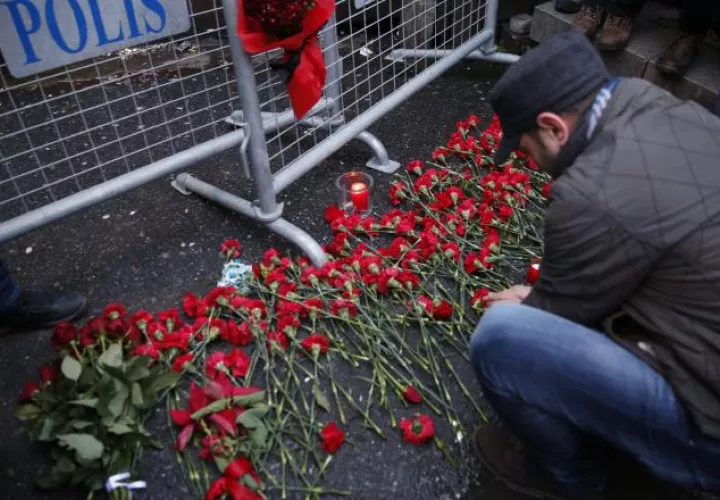 Las personas colocan flores en las inmediaciones del club La Reina. AP