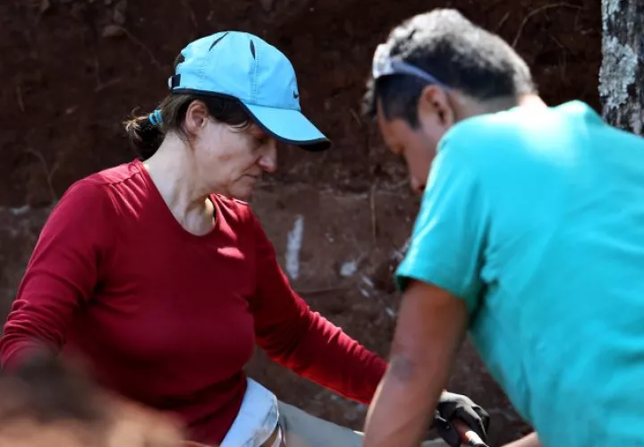 El Equipo Argentino de Antropología Forense (EAAF), que encabeza las exhumaciones de la masacre salvadoreña de El Mozote de 1981. /Foto EFE
