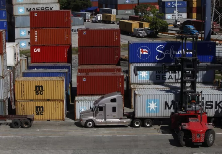 Uno de los atractivos que ofrece Panamá es poder mover carga desde el lado pacífico al atlántico por carretera o ferrocarril. Archivo